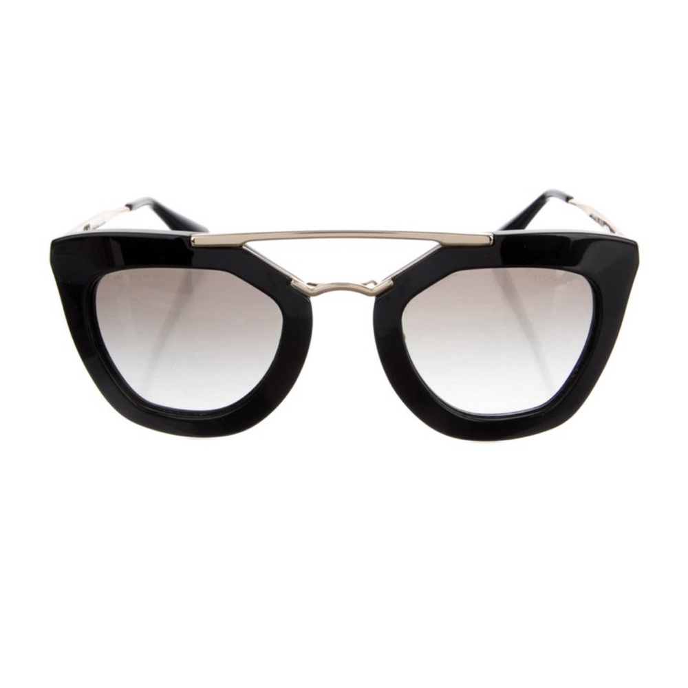 Chic Black Cat-Eye Sunglasses
